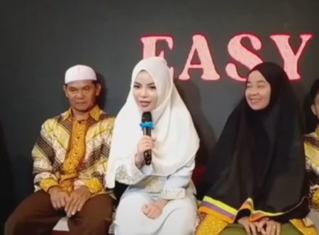 Terlepas Dari bayang-bayang Ridho Ilahi, Kini Dinar Candy Dekat Dengan Bule