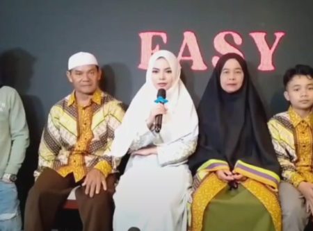 Jalani Puasa Ditanah Suci, Dinar Candy Boyong Keluarga Berangkat Umrah