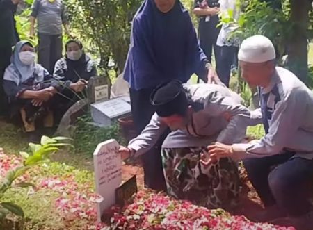 Adul Jatuh Pingsan Usai Prosesi Pemakaman Sang Ibu