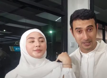 Sang Istri Mantap Berhijab, Ali Syakieb: Liat Dong Cantikkan?