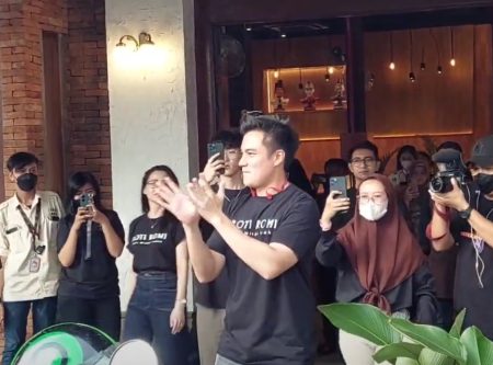 Baim Wong Bagikan Santapan Untuk Buka Puasa