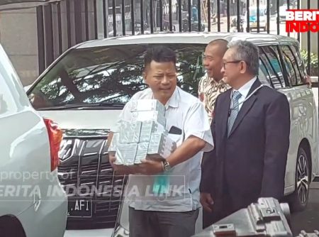 Tiba di Kejagung, Maqdir Ismail Kembalikan Uang 27 Miliar